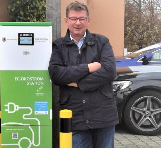 Bürgermeister Ulrich Proske neben einer der fünf Ladesäulen für E-Autos in Ebersberg. Foto: Stadt Ebersberg