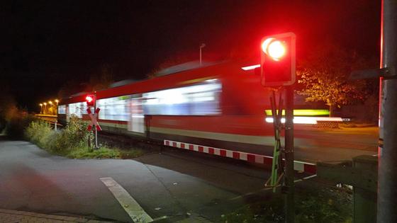 In den letzten Tagen kam es im S-Bahnbereich zu zwei glimpflich ausgegangen Zusammenstößen zwischen je einem Pkw und einer S-Bahn. Foto: Volker Emersleben