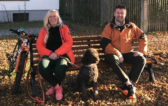 Roland Meier, Dr. Bianca Dusi-Färber und Hundi genießen auf der Parkbank die Novembersonne.  Foto: FW