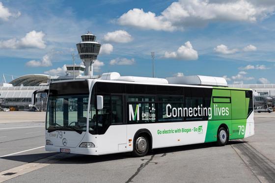 Bei dem Pilotprojekt am Flughafen München ist ein ursprünglich mit Diesel betriebener Passagierbus auf einen klimaschonenden Antrieb mit flüssigem Methan umgestellt worden. Foto: Stephan Goerlich/FMG