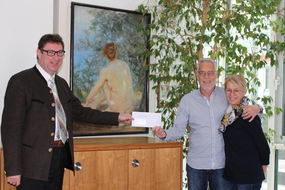 Landrat Martin Bayerstorfer übergab einen 250 Euro-Scheck an Christian und Andrea Herrmann.  Foto: LRA