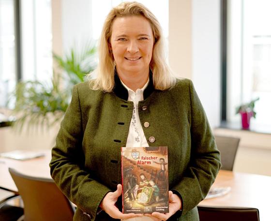 Staatsministerin Kerstin Schreyer präsentiert den ersten Band der Isar-Detektive, das erste Kinderbuch, das der Bayerische Landtag herausgegeben hat. Foto: VA
