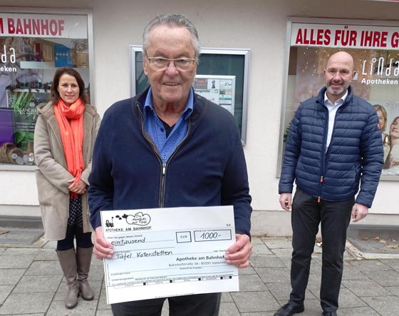 1000 Euro spendete Apotheker Dr. Ingolf Ipach an die Tafel Vaterstetten. Mit im Foto Kerstin Pertzsch (l.) und Oliver Westphalen (r.). Foto: deine-nachbarschaftshilfe