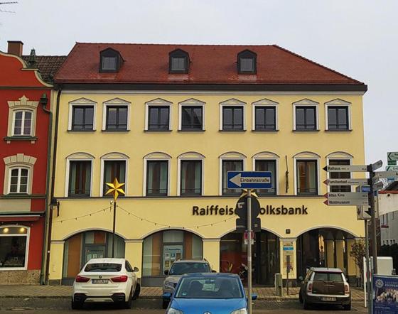 Die Beratungsstelle in Ebersberg befindet sich im 2. Obergeschoss über der Raiffeisenbank direkt am Marienplatz. Foto: Stefan Dohl