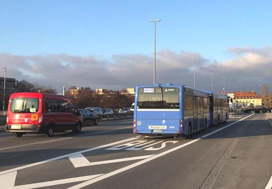Die Bussspur an der Donnersbergerbrücke verkürzt die Fahrtzeit für die Gäste im Durchschnitt um dreineinhalb Minuten, in Spitzenzeiten sogar um bis zu sechs Minuten. Foto: SWM/MVG