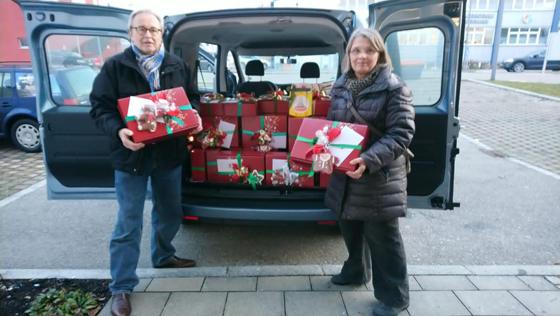 Stolze 107 Pakete konnten die fleißgen Helfer von Mammalade für Karla e.V. für die Frauen im Obdachlosenheim in München packen. Foto: Privat