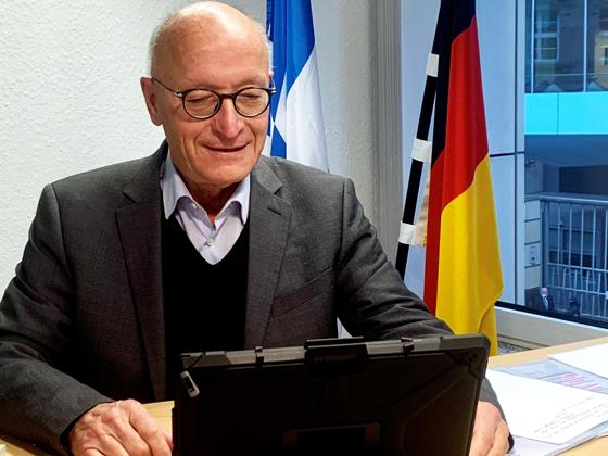 Bernhard Loos nutzt in seinem Büro in Berlin alle Möglichkeiten zur Kommunikation mit den Bürgern. Foto: VA