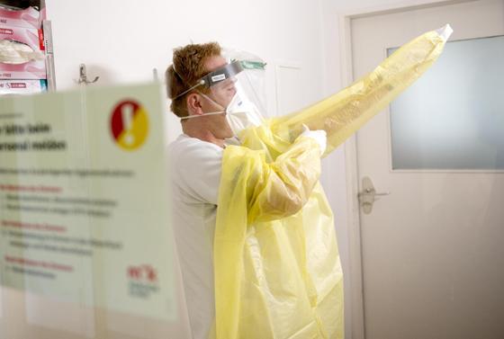 Nur mit Schutzkleidung geht es zu den Covid-19-Patienten. Foto: München Klinik / Klaus Krischock