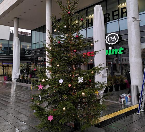 Der Christbaum wird bis zum 6. Januar auf der Terrasse der Riem Arcaden stehen.  Foto: privat