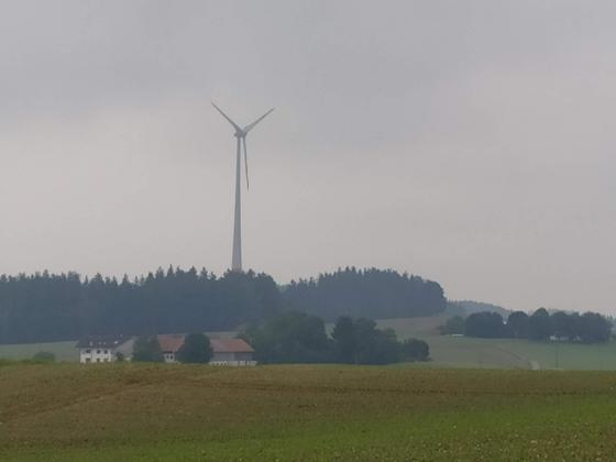 Die Corona-Krise bremst die Investitionen der bayerischen Wirtschaft in die Energiewende und den Klimaschutz, sagt eine Umfrage des BIHK. Symbolbild: Stefan Dohl