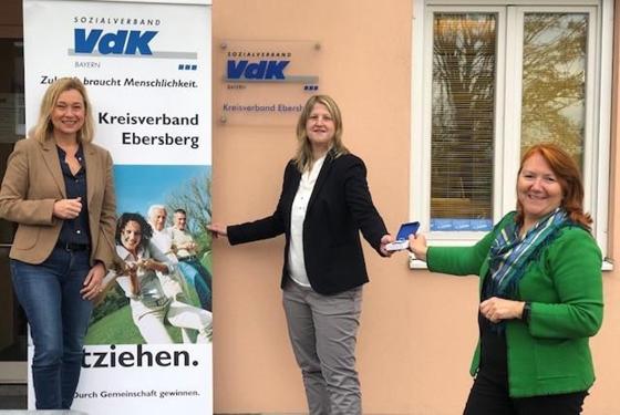 Doris Rauscher (Vorsitzende VdK-Kreisverband) mit Manuela Lippold (neue Kreisgeschäftsführerin) und Irmi Eham (v. li.). Foto: VdK