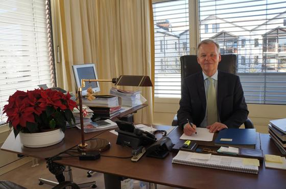 Bürgermeister Jan Neusiedl und der Gemeinderat haben sich dazu entschlossen 70 Luftreinigungsgeräte für die Martin-Kneidl-Grundschule zu kaufen. Foto: hw
