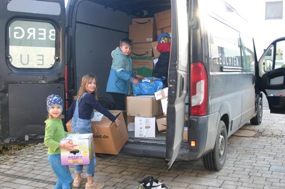 Kinder der Familie Hochreiter und Peis halfen gerne beim Verladen der Pakete für notleidende Flüchtlinge auf Lesbos. Foto: Privat