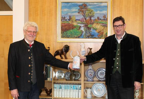 Landrat Bayerstorfer wünschte Bernd Scheumaier alles Gute für den Ruhestand. Foto: cba