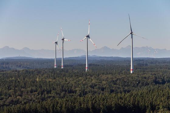 Der Windpark Fuchstal ist ein gelungenes Beispiel für Windräder in einem Forst im Voralpenland. Die Energieagentur Ebersberg-München plant Exkursionen für BBürger u diesem Windpark. Foto: Ingenieurbüro Sing