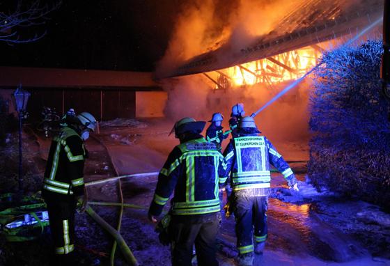 Mit Hilfe der benachbarten Feuerwehren konnte die FFW Taufkirchen den Übergriff der Flammen von einer brennenden Scheune auf das Wohnhaus der Besitzer verhindern. Foto: FFW Taufkirchen