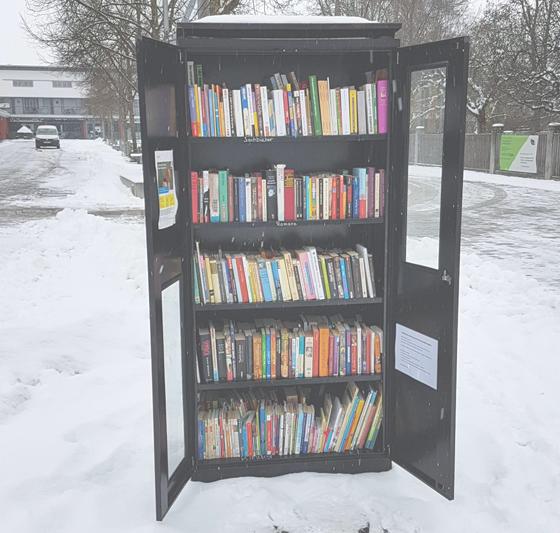 Das Konzept vom Bücherschrank ist denkbar einfach: Buch rein, Buch raus, alles kostenlos. Foto: Daniel Mielcarek