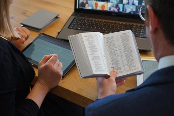 Die Zeugen Jehovas haben aufgrund der Corona-Krise auf Online-Gottesdienste umgestellt. Foto: VA
