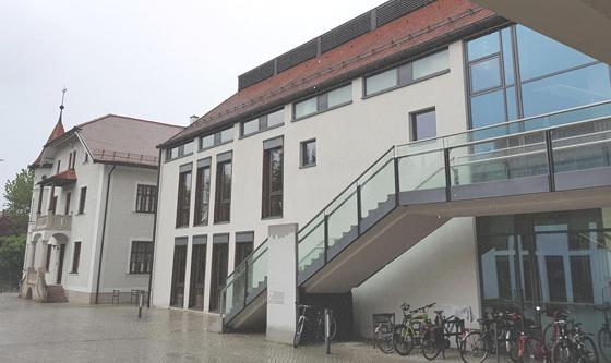 Alle öffentlichen und wissenschaftlichen Bibliotheken in Bayern, hier die Gemeindebibliothek Ismaning, dürfen jetzt wieder "Click and Collect" anbieten. Foto: bs