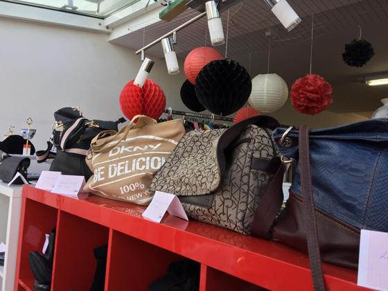 Jede Menge flotte Taschen findet man derzeit im Schaufenster der Klawotte in Unterhaching und vielleicht ja bald in Ihrem Schrank?! Foto: Privat