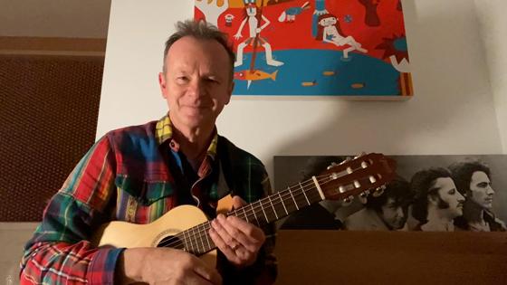 Willy Astor präsentiert in dem Video "Schätzen & Spenden" direkt aus seinem Wohnzimmer eines seiner wunderbaren Lieder. Foto: VA