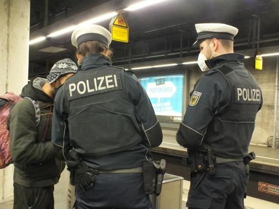 Die Beamtinnen der Bundespolizeiinspektion München werden von Personen, die sie ohne FFP2-Maske in Nahverkehrszügen und S-Bahnen sowie an Bahnhöfen antreffen, die Identität feststellen. Foto: Bundespolizei