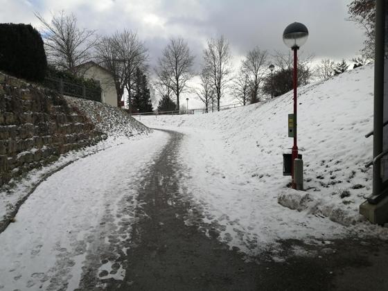 Durch Eis und Schnee rund um den S-Bahnaufgang werden Fußgänger und Radfahrer gefährdet. Foto: Heike Woschee