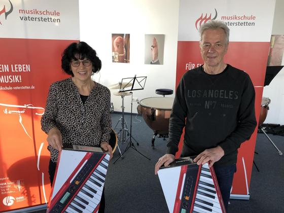  Ingrid und Klaus Röser bei der Spendenübergabe im Konzertsaal der Musikschule Vaterstetten Foto: Privat