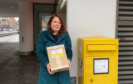 GEW-Vorsitzende Martina Borgendale bereitet den Versand der Petition vor.  Foto: Privat