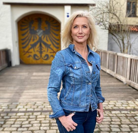 Krimi-Autorin Sabine Vöhringer vor der Grünwalder Burg, neben der Namenspatron ihres neuen Buches während des 2. Weltkrieges eine Weile gewohnt hat. Foto: Privat