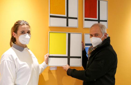 Der Grünwalder Künstler Ulrich Sachenbacher präsentiert mit seiner Tochter Antonia seine Werke im Impfzentrum in Oberhaching. Foto: Gerhard Bieber