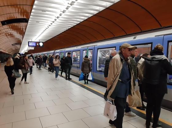 Wer hätte es gewusst? Die Farbe der U-Bahn-Station unter dem Marienplatz hätte eigentlich schwarz sein sollen. Foto: Stefan Dohl