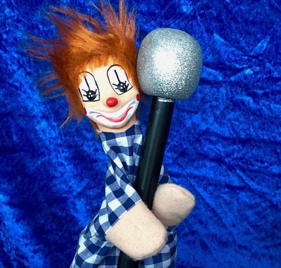 Clown Pippo führt durch den Online-Puppentheater-Spaß am 26. Februar. Foto: VA