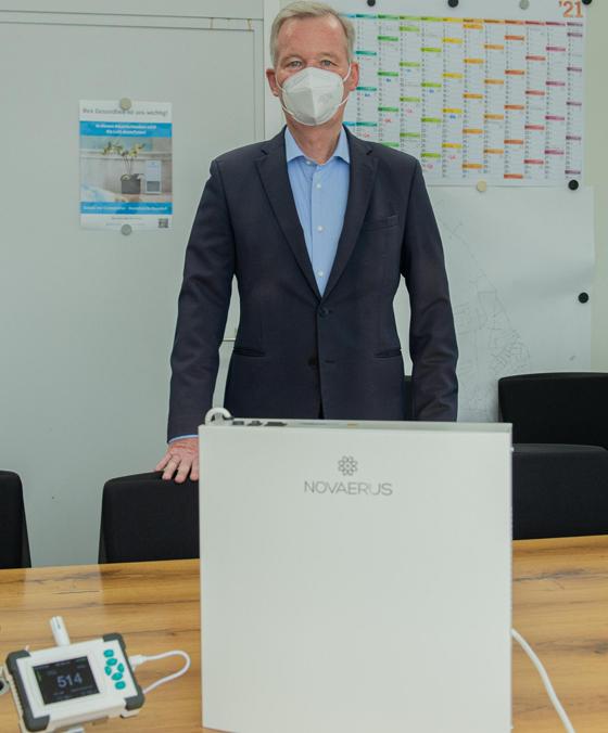 Bürgermeister Jan Neusiedl präsentiert die neuen Luftreinigungsgeräte, die für die Schulen, das Rathaus und die Kitas in Grünwald angeschafft wurden. Foto: Gemeinde Grünwald