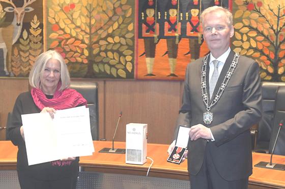 Bürgermeister Jan Neusiedl überreicht Christine Paeschke die Verdienstmedaille des Verdienstordens der BR Deutschland. Foto: Claus Schunk