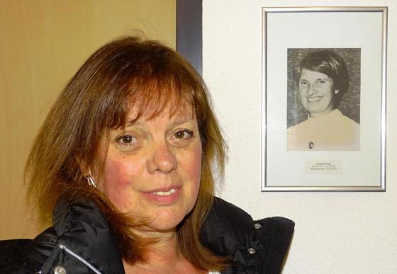 Mutter und Tochter im aktiven Einsatz für ihre Mitmenschen: Astrid Penzel- Fischer neben dem Portrait ihrer Mutter Gerda Penzel. Foto: deine-nachbarschaftshilfe