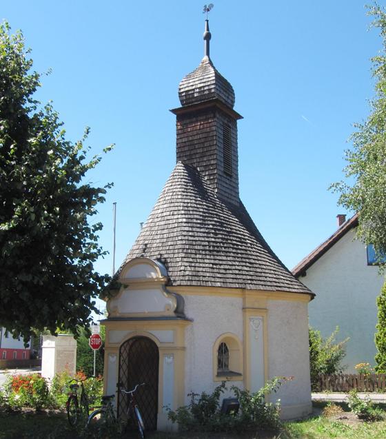  Zu Ehren der Heiligen Sebastian und Rochus errichteten 1651 die letzten Überlebenden in Moosinning die sogenannte Pestkapelle. Foto: AHert