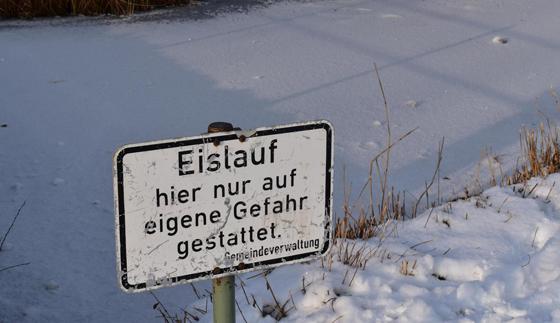Der Schleißheimer Kanal ist beliebt bei Eisläufern. Aber es ist stets besondere Vorsicht geboten. Foto: Daniel Mielcarek