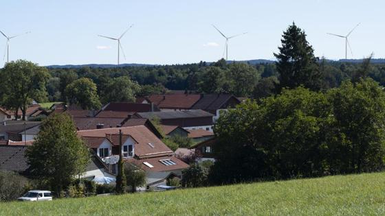 So könnte der Windpark im Ebersberger Forst aus der Pespektive vom Purfinger Gangsteinweg mal ausschauen. Foto: TUM LAREG
