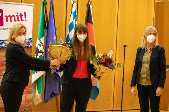 Doppelte Gratulation: je einen Blumenstrauß erhält Magdalena Wagner (Mitte) von MdL Doris Rauscher (li.) und von Ulla Dieckmann (re.). Foto: Gertrud Eichinger