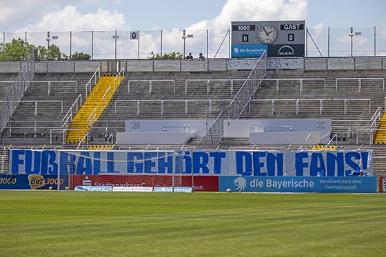 Gefüllte Ränge: Grünwalder Stadion. Foto: Anne Wild