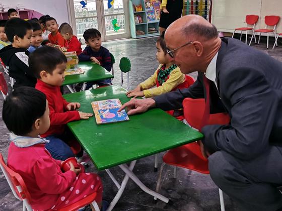 Ob in München oder 2018 bei einem Besuch in Vietnam: Bildung ist für Bernhard Loos, MdB immer im Mittelpunkt. Foto: privat