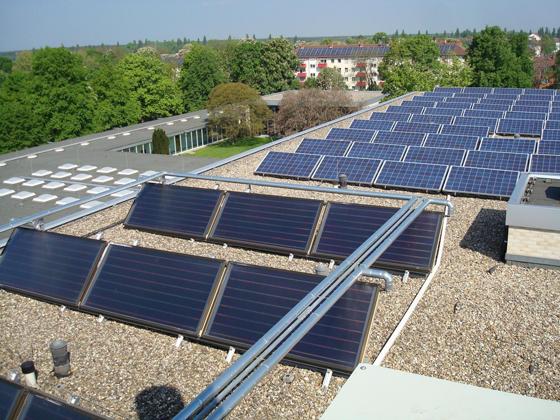 Sonnenkollektoren auf dem Dach wie hier bei der Universität Speyer, können zum Gelingen der Energiewende maßgeblich beitragen. Foto: CC BY-SA 3.0