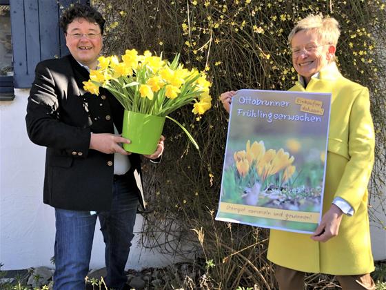 Bürgermeister Thomas Loderer und Wirtschaftsreferentin Susanne Vordermaier freuen sich die Aktion: "Ottobrunner Frühlingserwachen" vorzustellen. Foto: hw