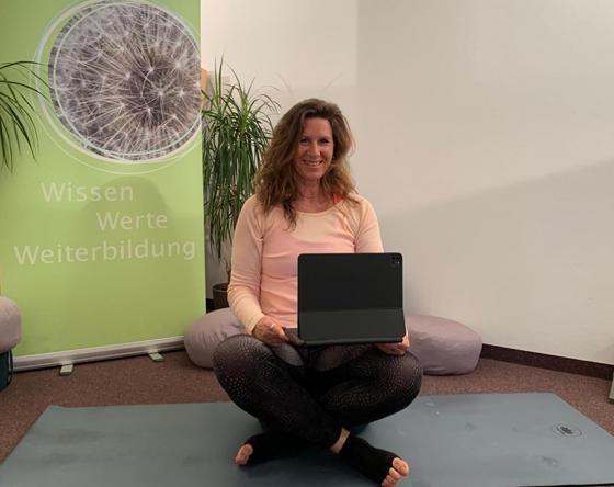 Yogalehrerin Ilse Dietsch bietet Online-Yogakurse für Senioren jeden Alters an.  Foto: VA
