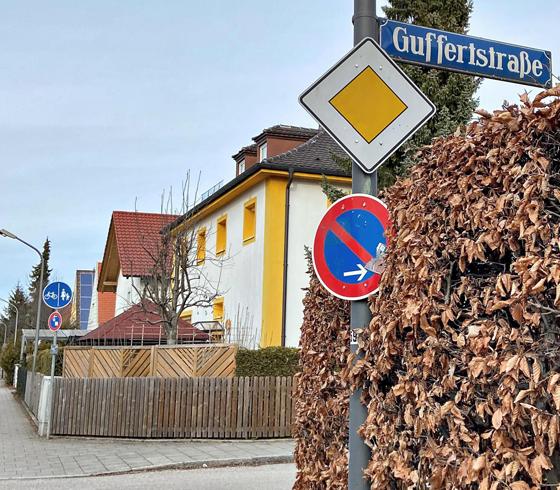 Neue Halteverbote in Anwohnerstraßen sorgen derzeit für Ärger in einigen Wohngebieten, hier exemplarisch die Guffertstraße in Berg am Laim. Foto: CSU-Fraktion/Fabian Ewald