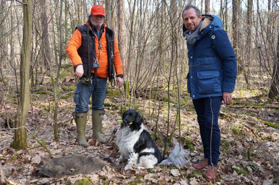 Bayerns Umweltminister Thorsten Glauber (rechts) macht sich ein Bild vor Ort über die neue ASP-Hundestaffel. Foto: BayerischesStaatsministerium für Umwelt und Verbraucherschutz