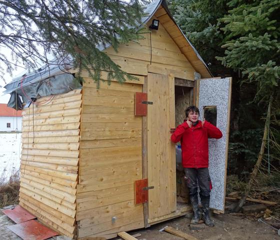 Erste Gehversuche: Schüler Thomas (14) vor seinem weitgehend ohne Papas Hilfe gebauten „Tiny-House“ mit vier Quadratmetern Nutzfläche. „Richtige“ Tiny-Häuser gehen bei dem Doppelten los. Foto: kw