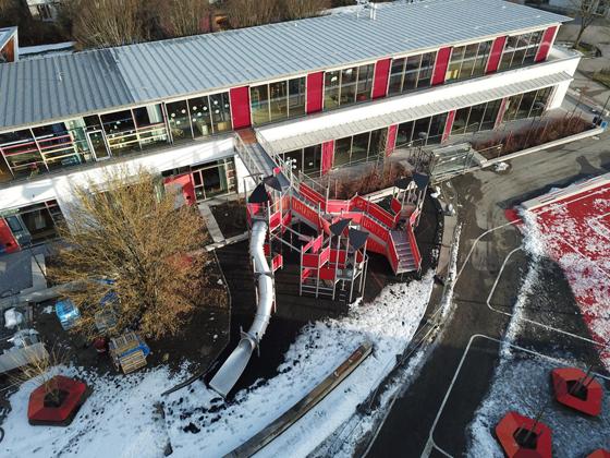 Die Grundschule an der Camerloherstraße erstrahlt in neuem Glanz. Foto: Gemeinde Ismaning