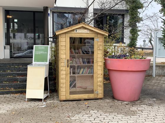 Der offenen Bücherschrank - hier vor dem Rathaus Vaterstetten - funktioniert ganz einfach: Einfach nehmen, geben oder leihen! Foto: Leon Oettl, CC BY 3.0,
